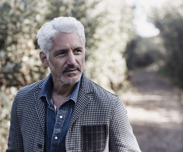 Mannequin INVATI homme cheveux blancs foret.jpeg